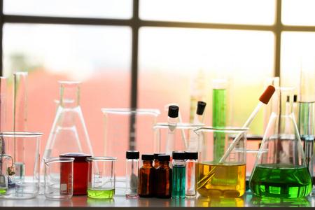 化学管开发与制药在实验室生物化学和研究技术的概念.照片